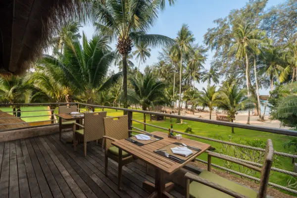BEACHFRONT RESTAURANT 33 27