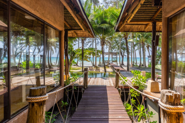 BEACHFRONT SUITE POOL VILLA 4 3) Beachfront Suite Pool Villa