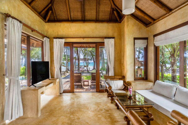 BEACHFRONT SUITE POOL VILLA 8 5) Beachfront Suite Pool Villa